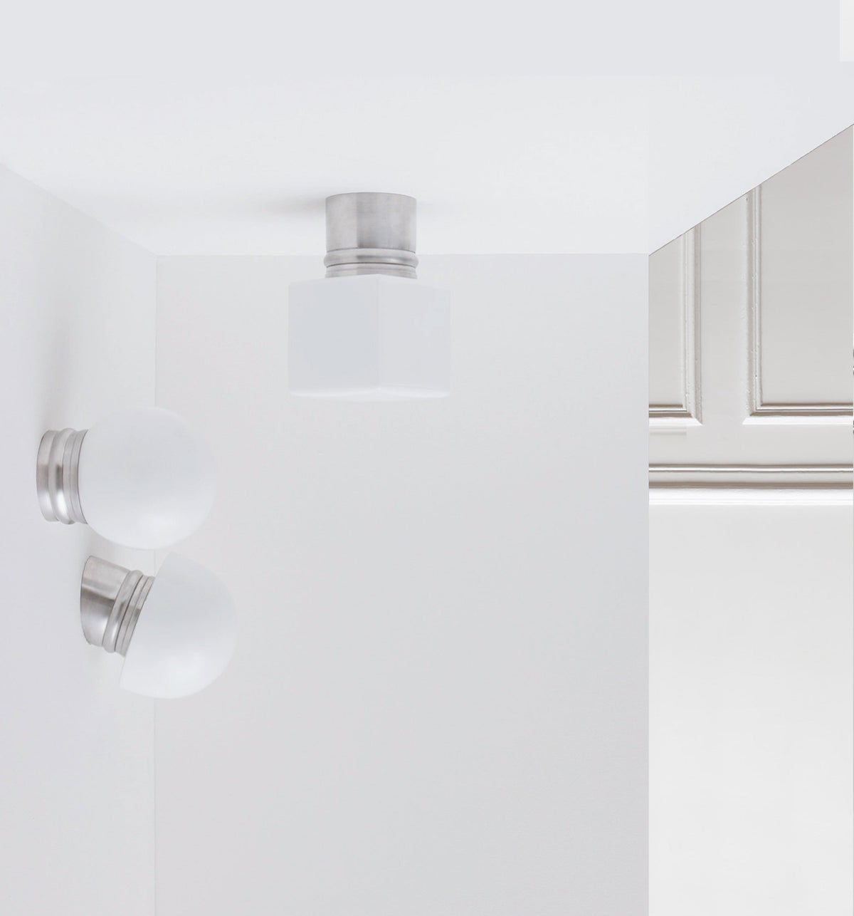 La Quincaillerie moderne - Applique / plafonnier "Odyssee", aluminium brossé, opaline blanche