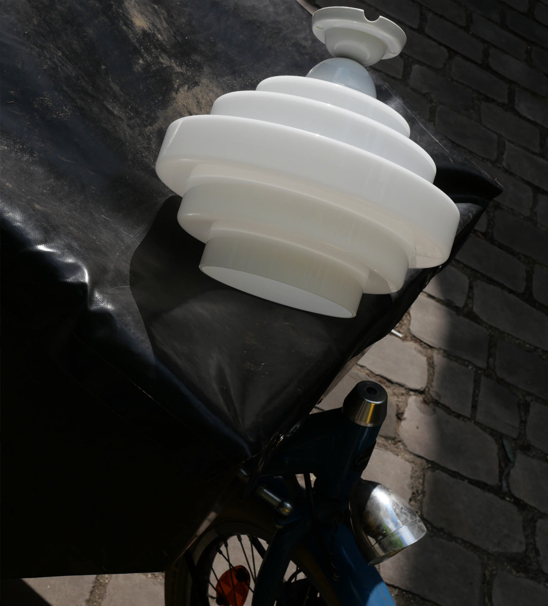La Quincaillerie moderne - Plafonnier "Skyline", porcelaine émaillée et verre opalin, retrait l'atelier