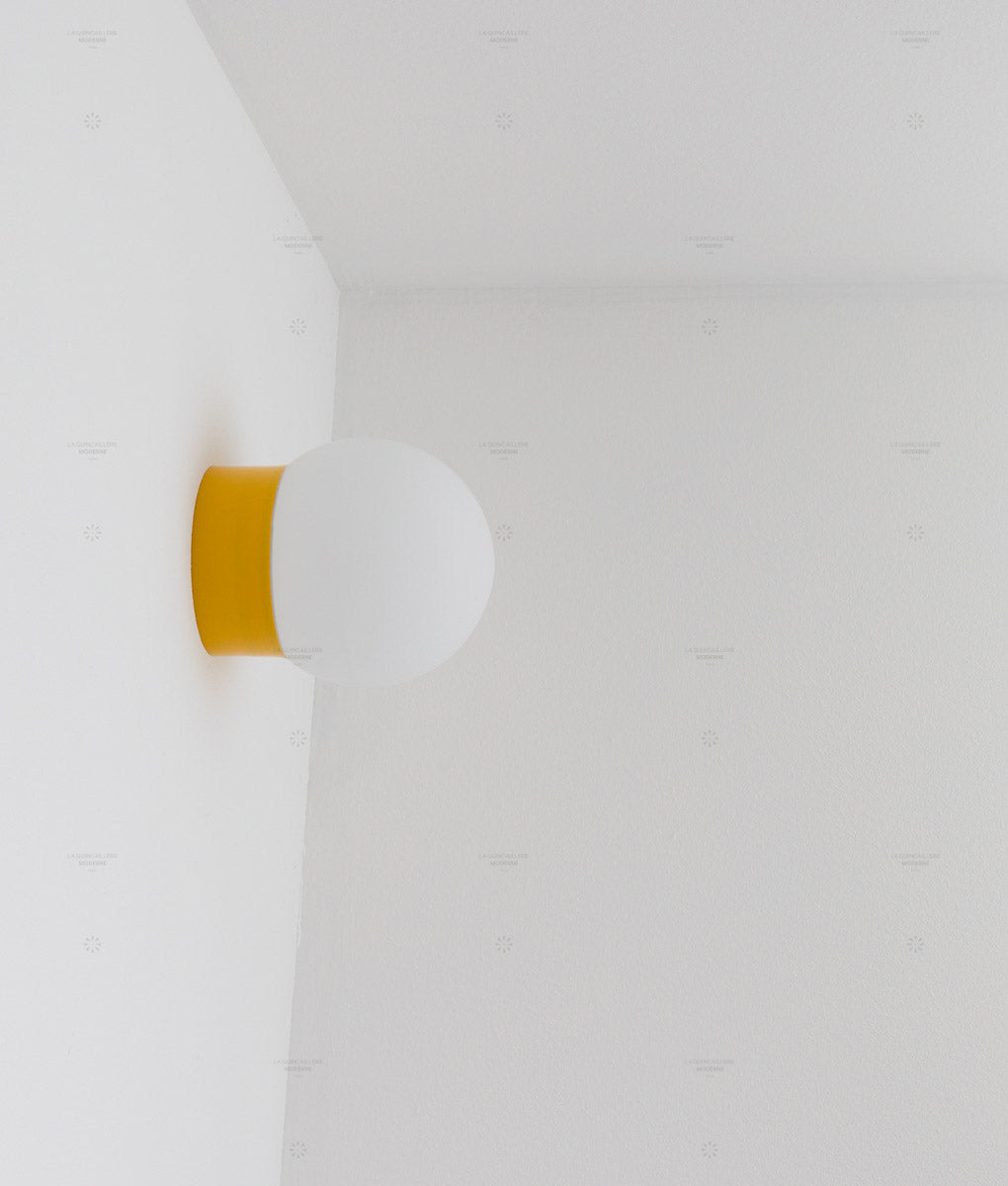 La Quincaillerie moderne - applique "Bauhaus" droite jaune coquelicot en verre opalin mat - Fabriqué en Europe et assemblé à Paris