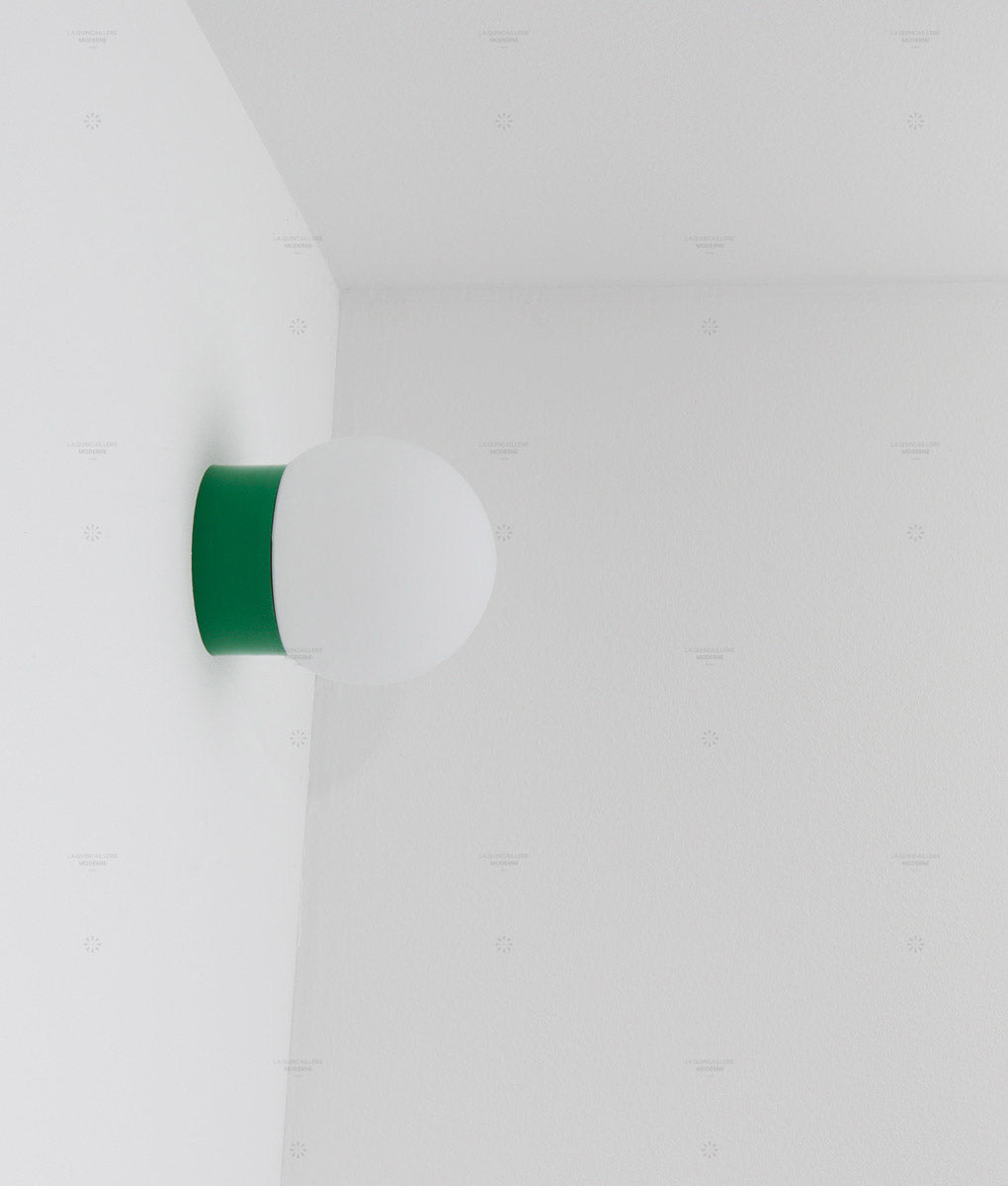 La Quincaillerie moderne - applique "Bauhaus" droite vert prairie en verre opalin mat - Fabriqué en Europe et assemblé à Paris