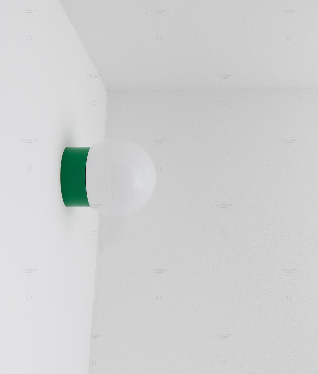 La Quincaillerie moderne - applique "Bauhaus" droite vert prairie en verre opalin satiné - Fabriqué en Europe et assemblé à Paris
