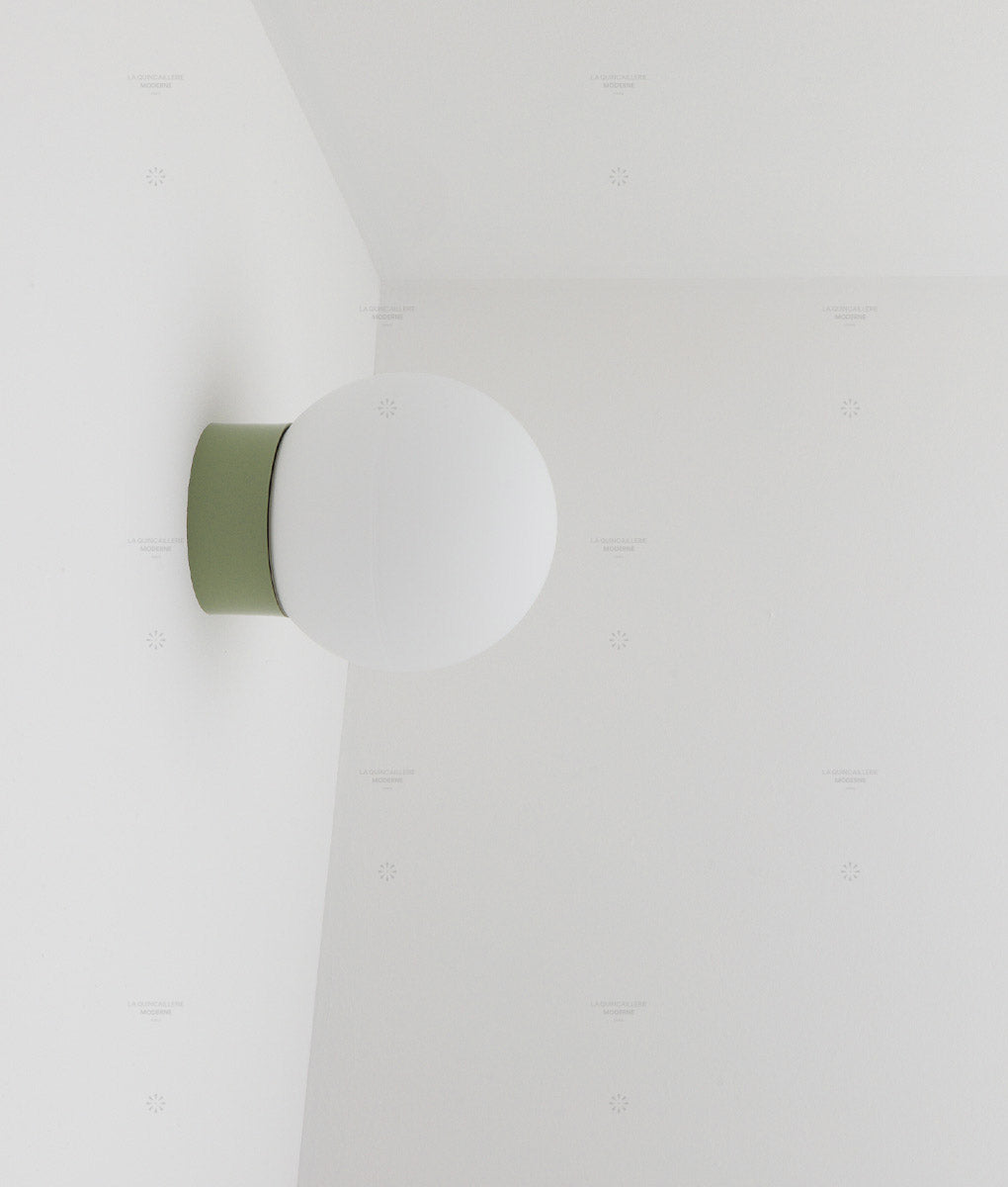 La Quincaillerie moderne - Applique / plafonnier "Bauhaus", vert sauge, opaline blanche