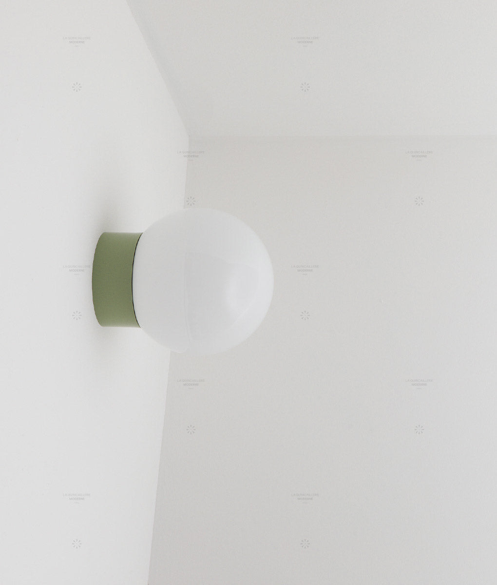 La Quincaillerie moderne - Applique / plafonnier "Bauhaus", vert sauge, opaline blanche