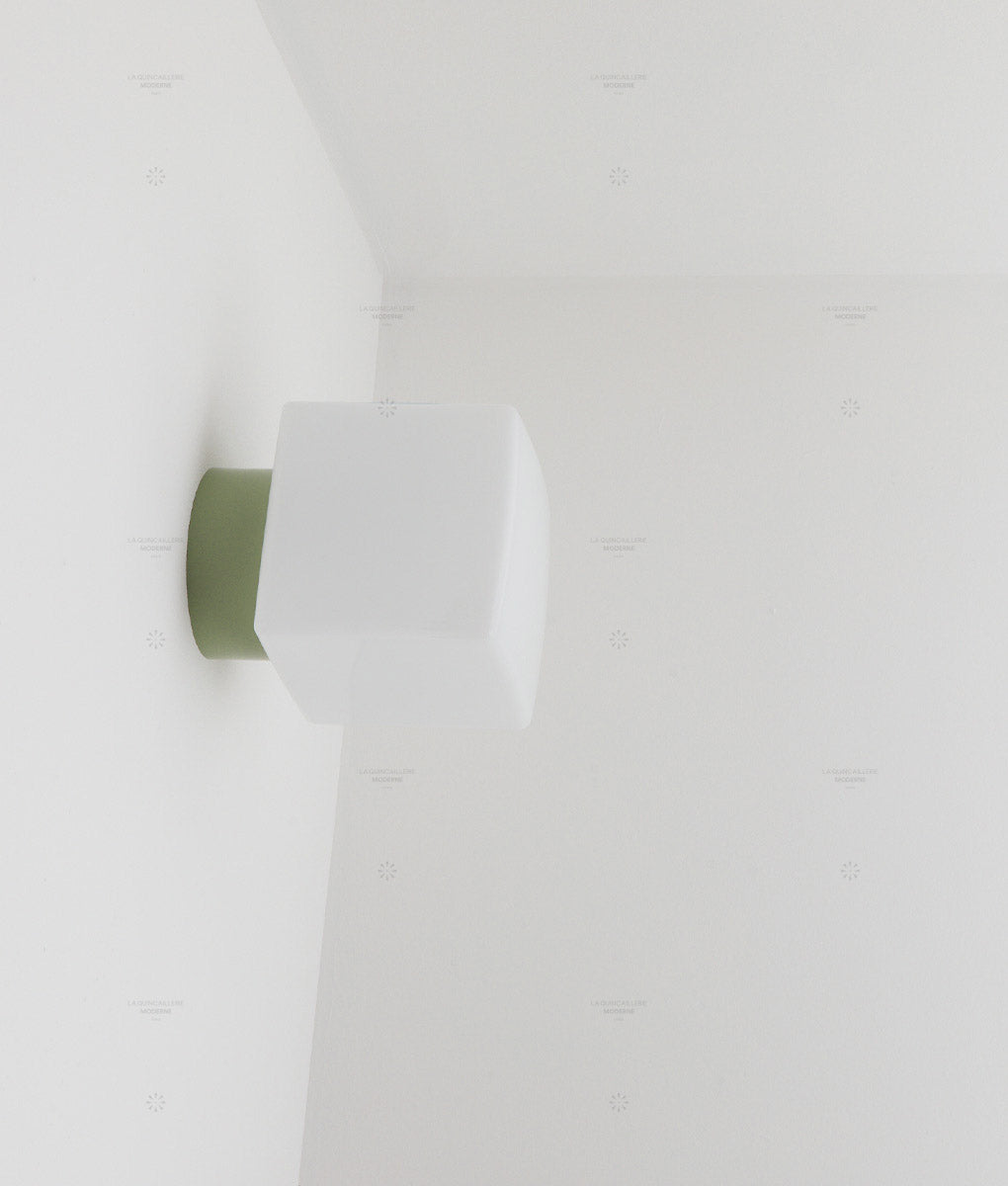 La Quincaillerie moderne - Applique / plafonnier "Bauhaus", vert sauge, opaline blanche
