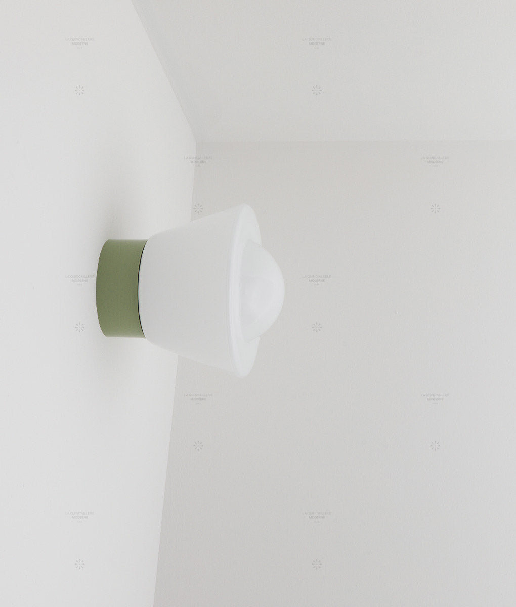 La Quincaillerie moderne - Applique / plafonnier "Bauhaus", vert sauge, opaline blanche
