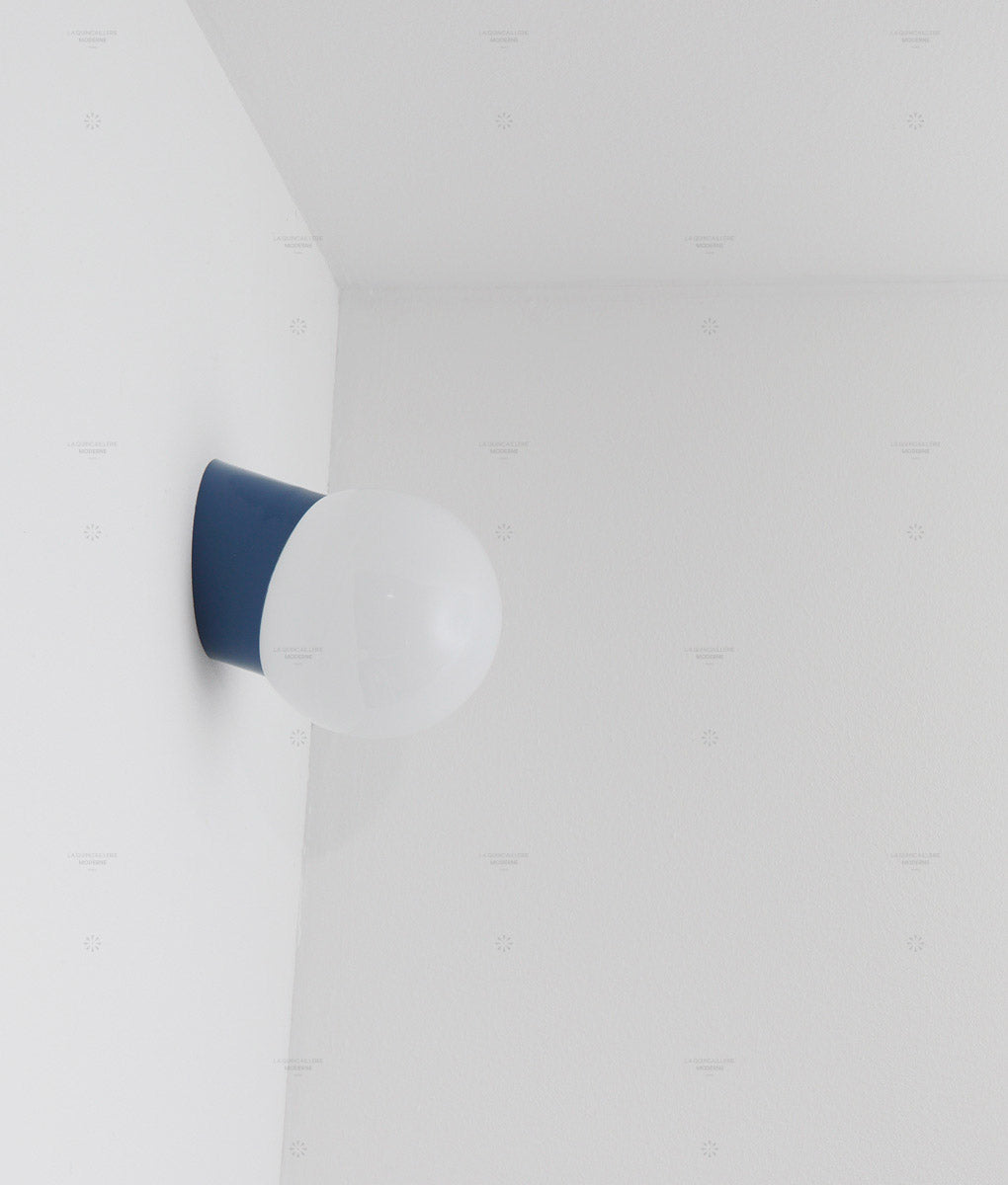 La Quincaillerie moderne - applique "Bauhaus" inclinée bleu de Prusse en verre opalin satiné - Fabriqué en Europe et assemblé à Paris
