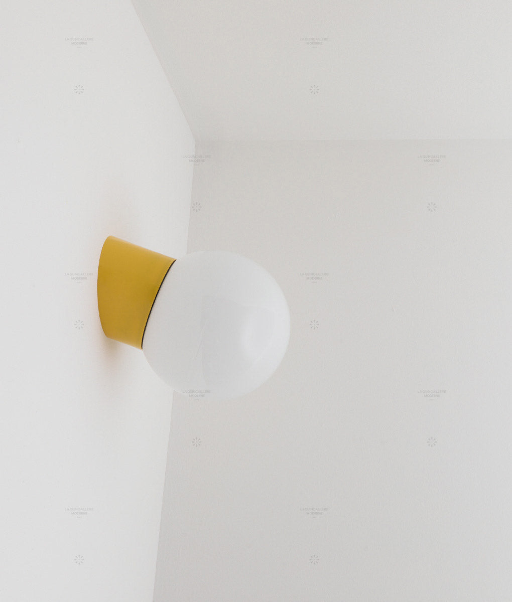 La Quincaillerie moderne - Applique / plafonnier "Bauhaus", jaune tournesol opaline blanche