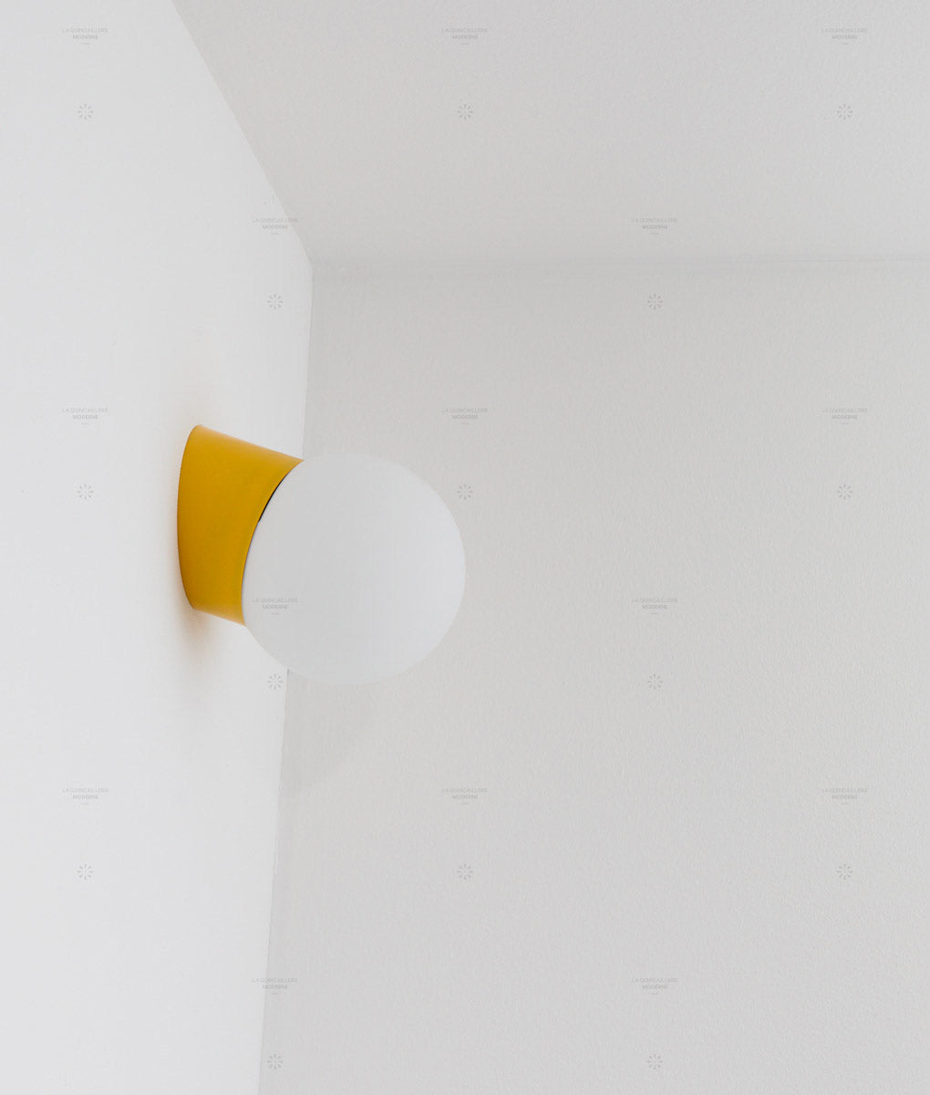La Quincaillerie moderne - applique "Bauhaus" inclinée jaune tournesol en verre opalin mat - Fabriqué en Europe et assemblé à Paris