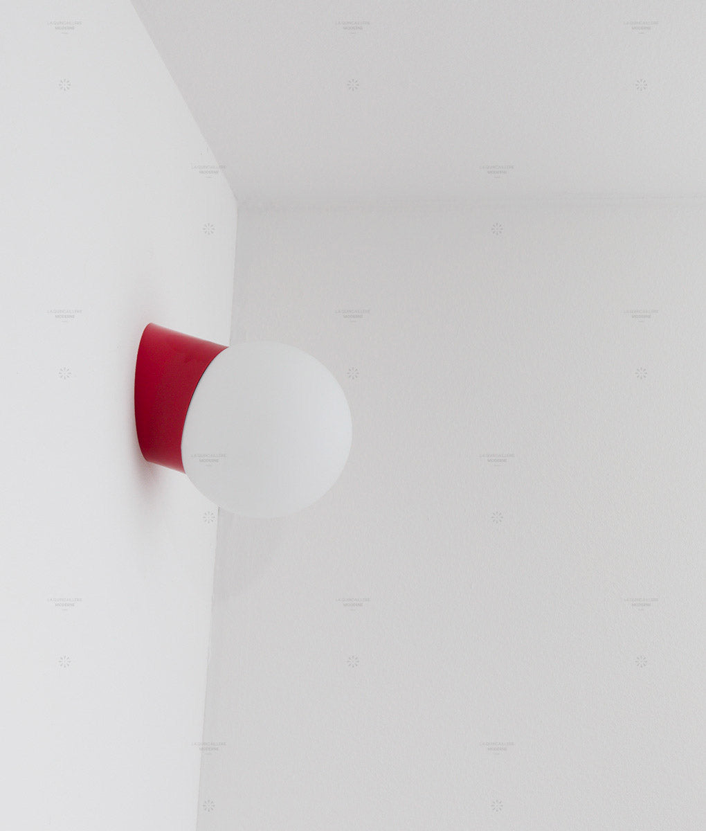La Quincaillerie moderne - applique "Bauhaus" inclinée rouge coquelicot en verre opalin satiné - Fabriqué en Europe et assemblé à Paris