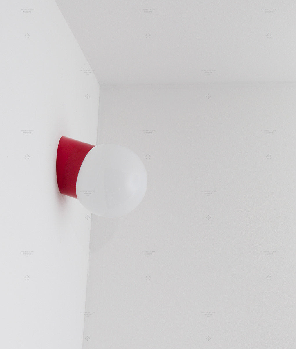 La Quincaillerie moderne - applique "Bauhaus" inclinée rouge coquelicot en verre opalin mat - Fabriqué en Europe et assemblé à Paris