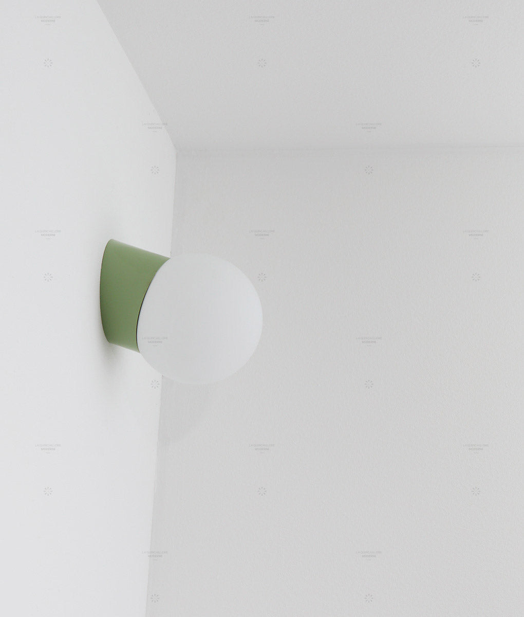 La Quincaillerie moderne - applique "Bauhaus" inclinée vert sauge en verre opalin mat - Fabriqué en Europe et assemblé à Paris
