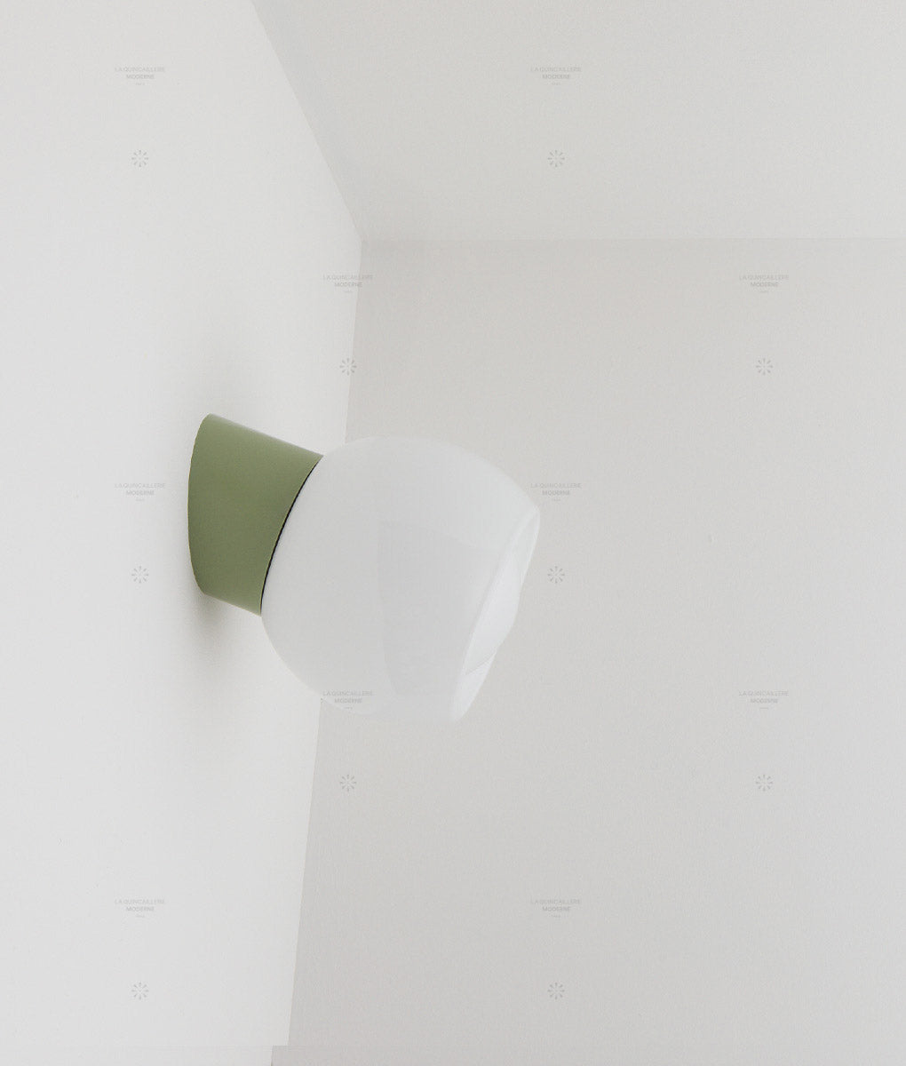 La Quincaillerie moderne - Applique / plafonnier "Bauhaus", vert sauge, opaline blanche