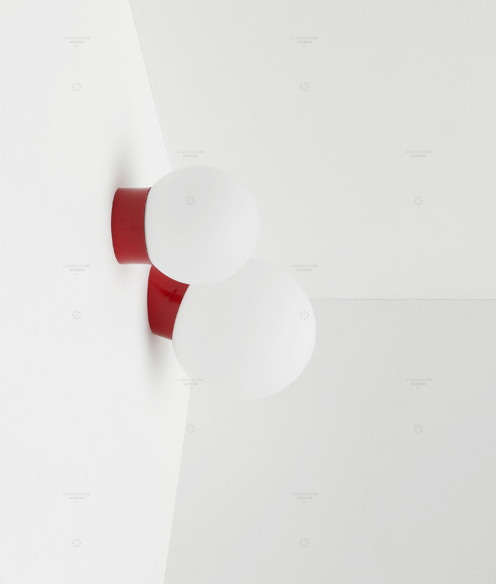 La Quincaillerie moderne - appliques "Bauhaus" droites et inclinées en verre opalin, socle rouge coquelicot - Deux tailles de globes - Fabriqué en Europe et assemblé à Paris