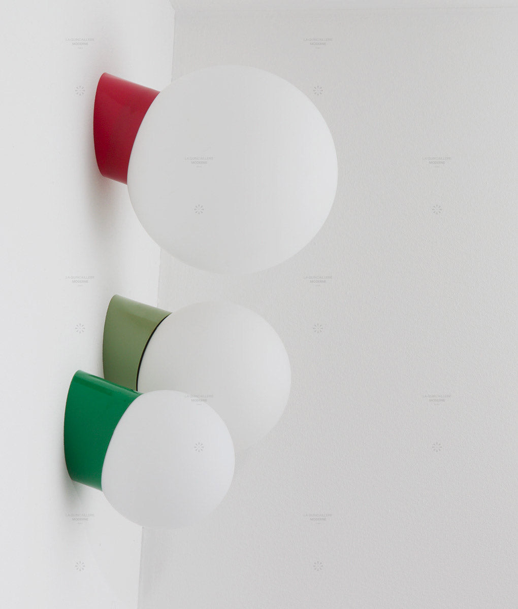 La Quincaillerie moderne - appliques "Bauhaus" inclinées en verre opalin - Trois tailles de globes - Fabriqué en Europe et assemblé à Paris