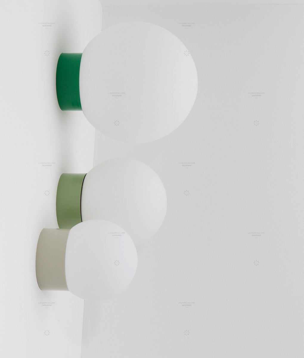 Applique "Bauhaus" droite, verrerie boule en opaline, petit modèle