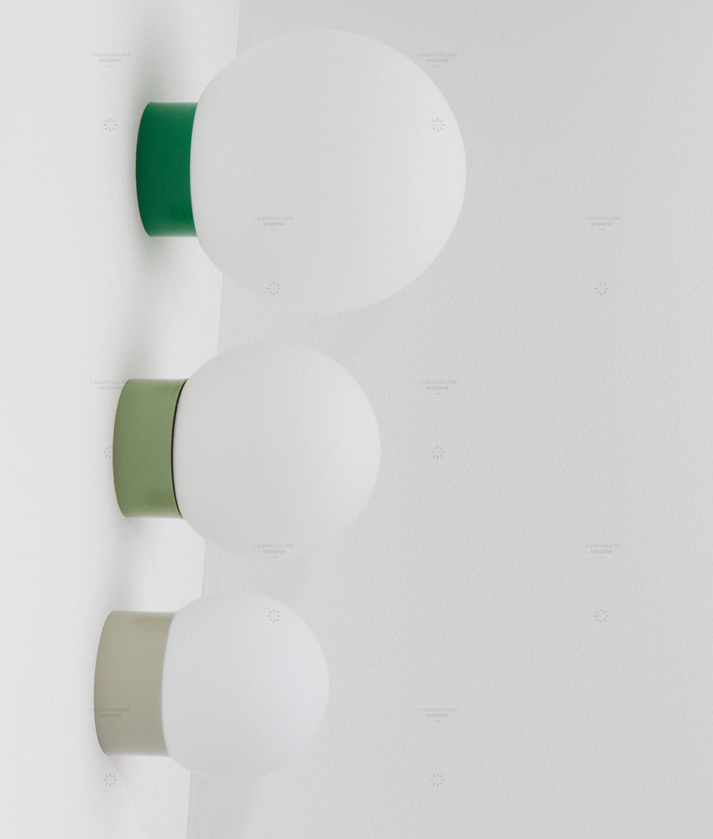 La Quincaillerie moderne - appliques "Bauhaus" droites en verre opalin - Trois tailles de globes - Fabriqué en Europe et assemblé à Paris