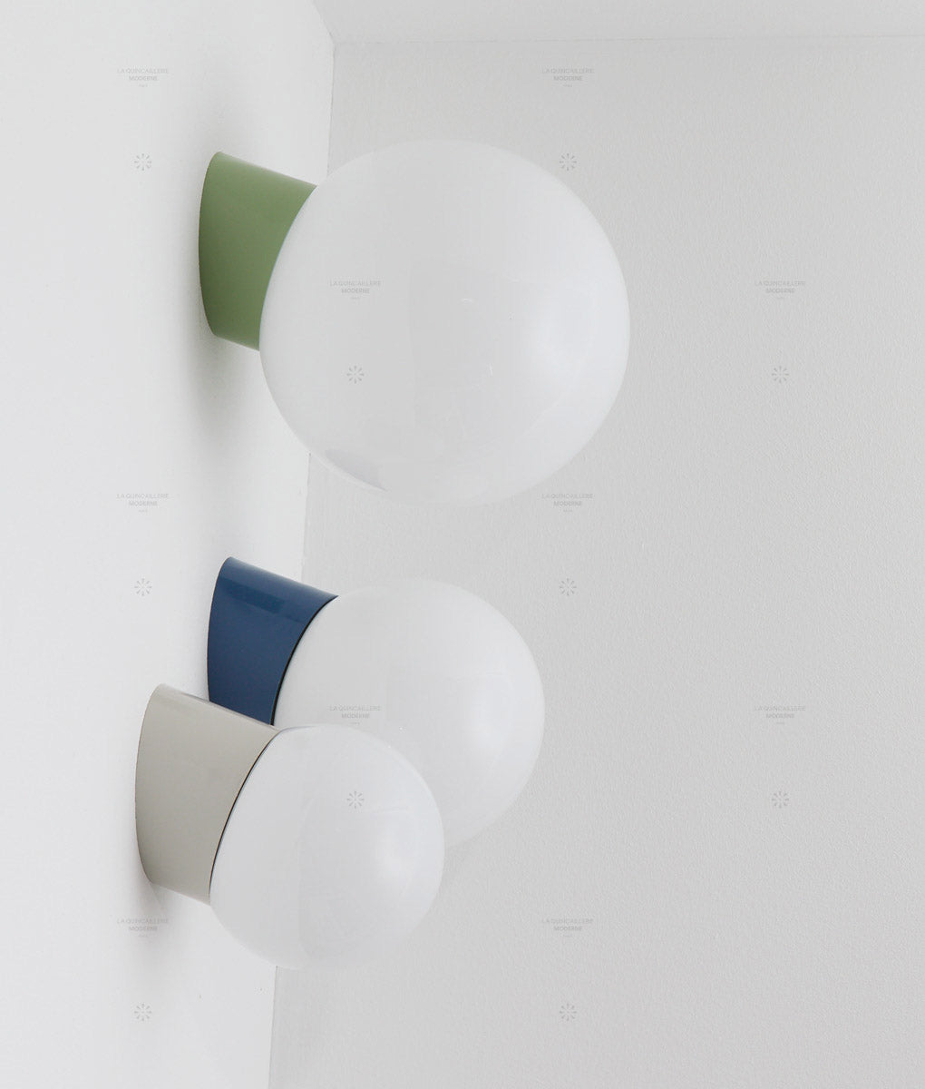 La Quincaillerie moderne - appliques "Bauhaus" inclinées en verre opalin - Trois tailles de globes - Fabriqué en Europe et assemblé à Paris