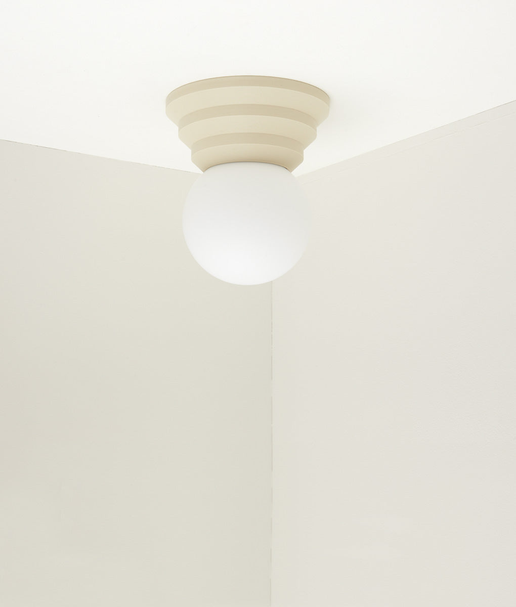 Applique "Colonnade", base pyramide, verrerie boule mate, crème