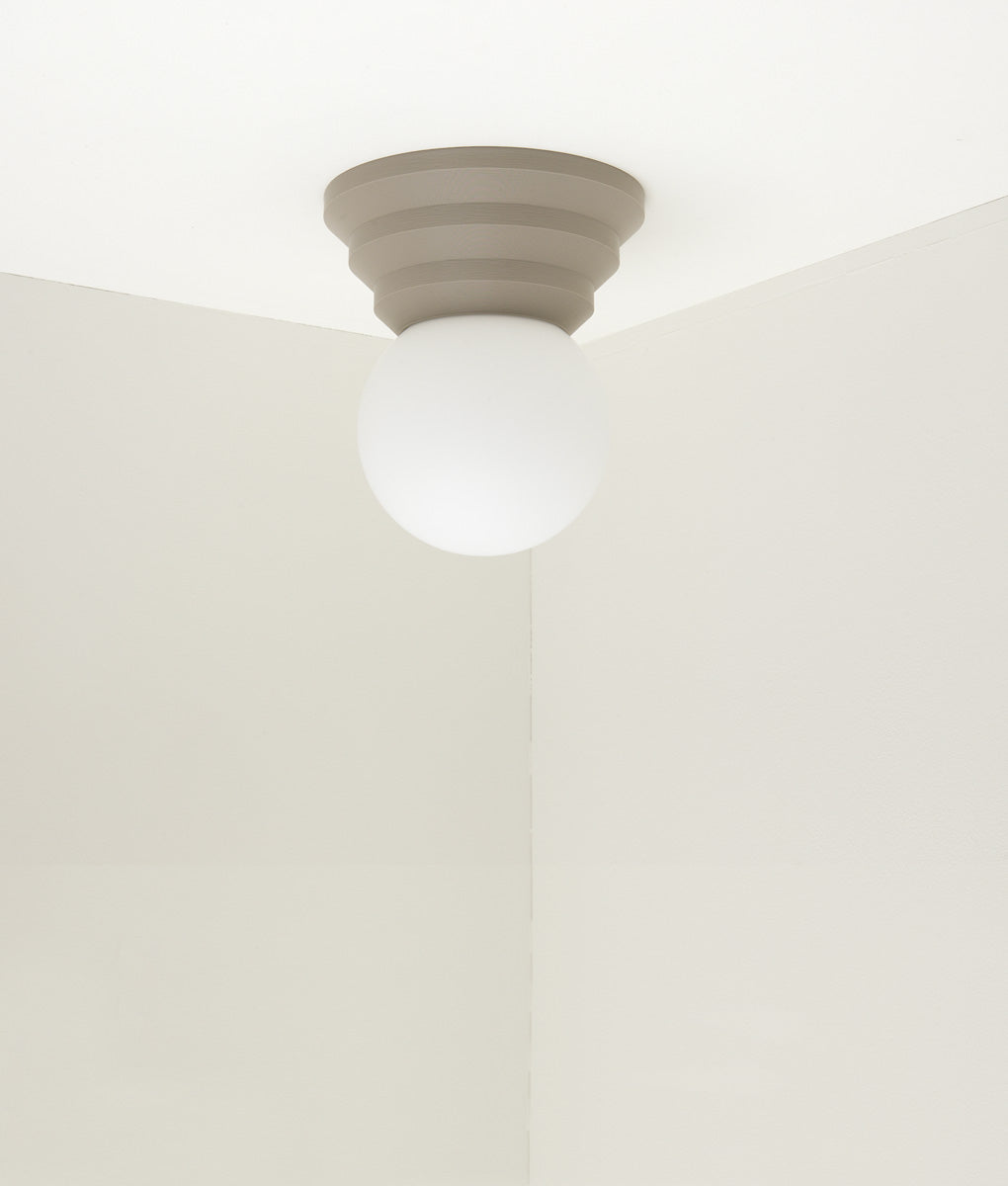 Applique "Colonnade", base pyramide, verrerie boule mate, taupe