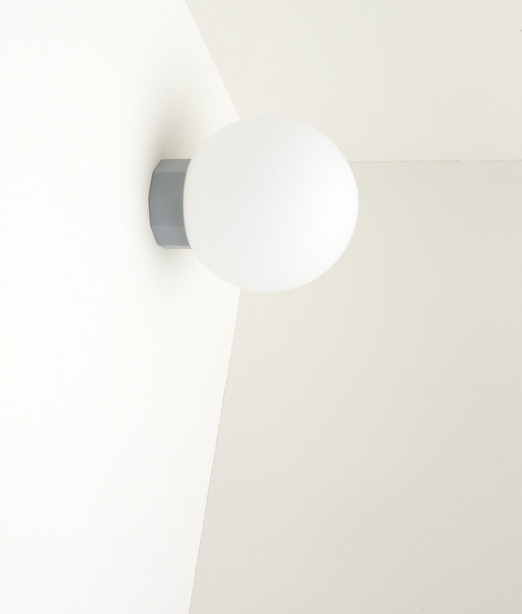 Applique Colonnade Opaline La Quincaillerie moderne Bold Design