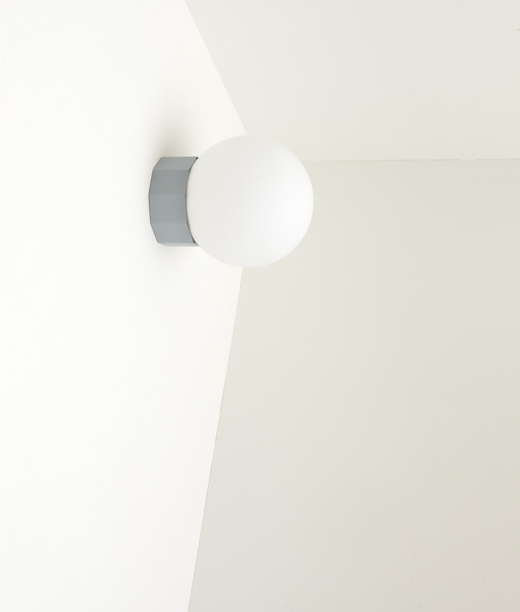 Applique Colonnade Opaline La Quincaillerie moderne Bold Design