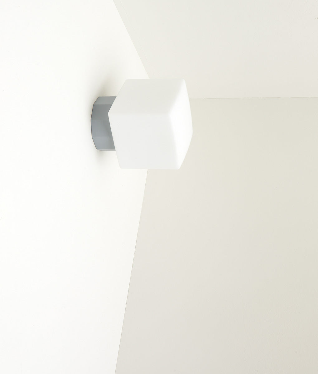 Applique Colonnade Opaline La Quincaillerie moderne Bold Design