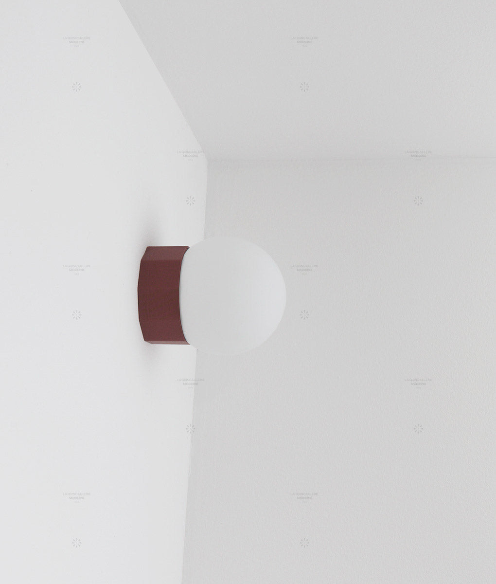 Applique "Colonnade", base à facettes, globe en opaline mate, très petit modèle - ø 12,5 cm