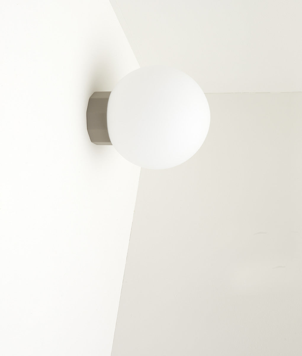 Applique "Colonnade", base à facettes, globe en opaline mate, grand modèle - ø 20 cm