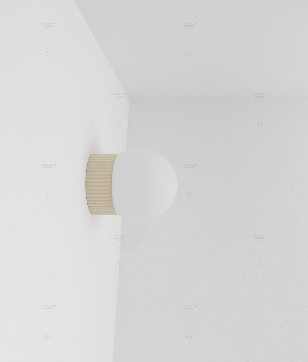 Applique "Colonnade", base à fines cannelures, verrerie boule mate, très petit modèle