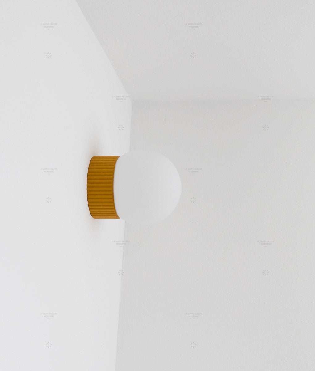 Applique "Colonnade", base à fines cannelures, verrerie boule mate, très petit modèle