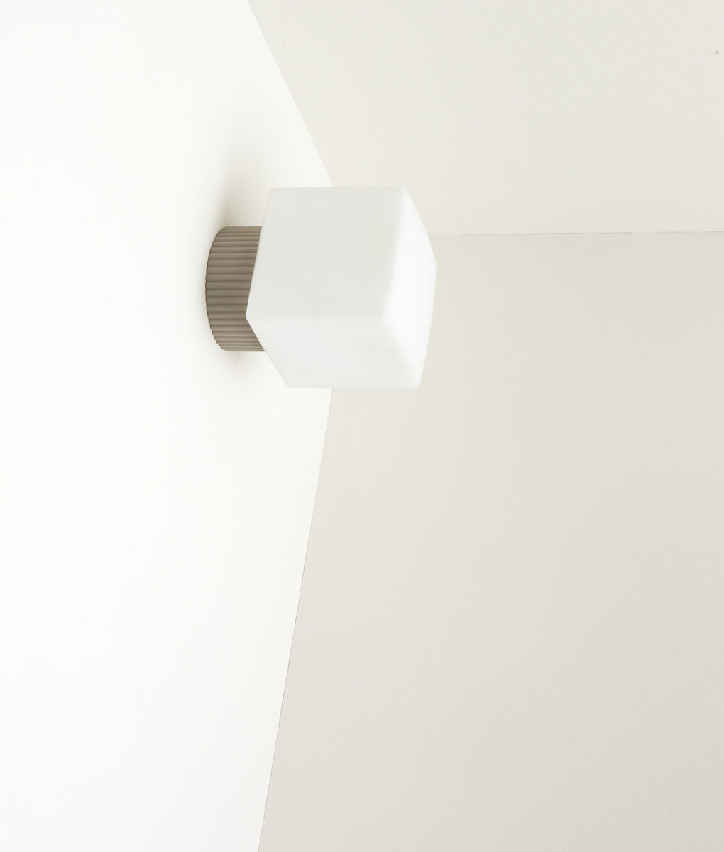 Applique "Colonnade", base à fines cannelures, verrerie "cube" mate, taupe