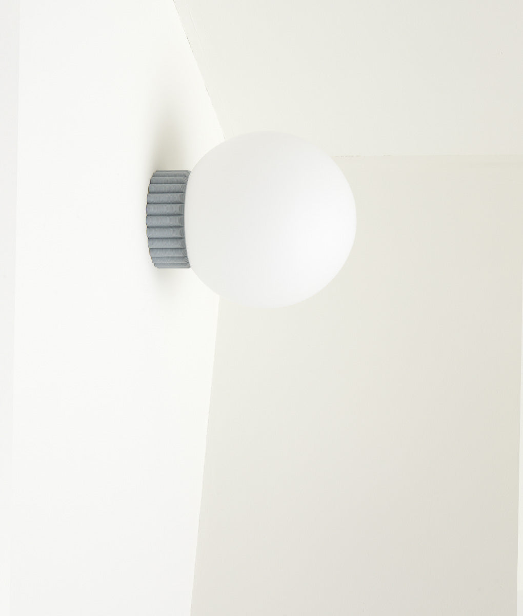 Applique "Colonnade", base à larges cannelures, globe en opaline mate, grand modèle - ø 20 cm