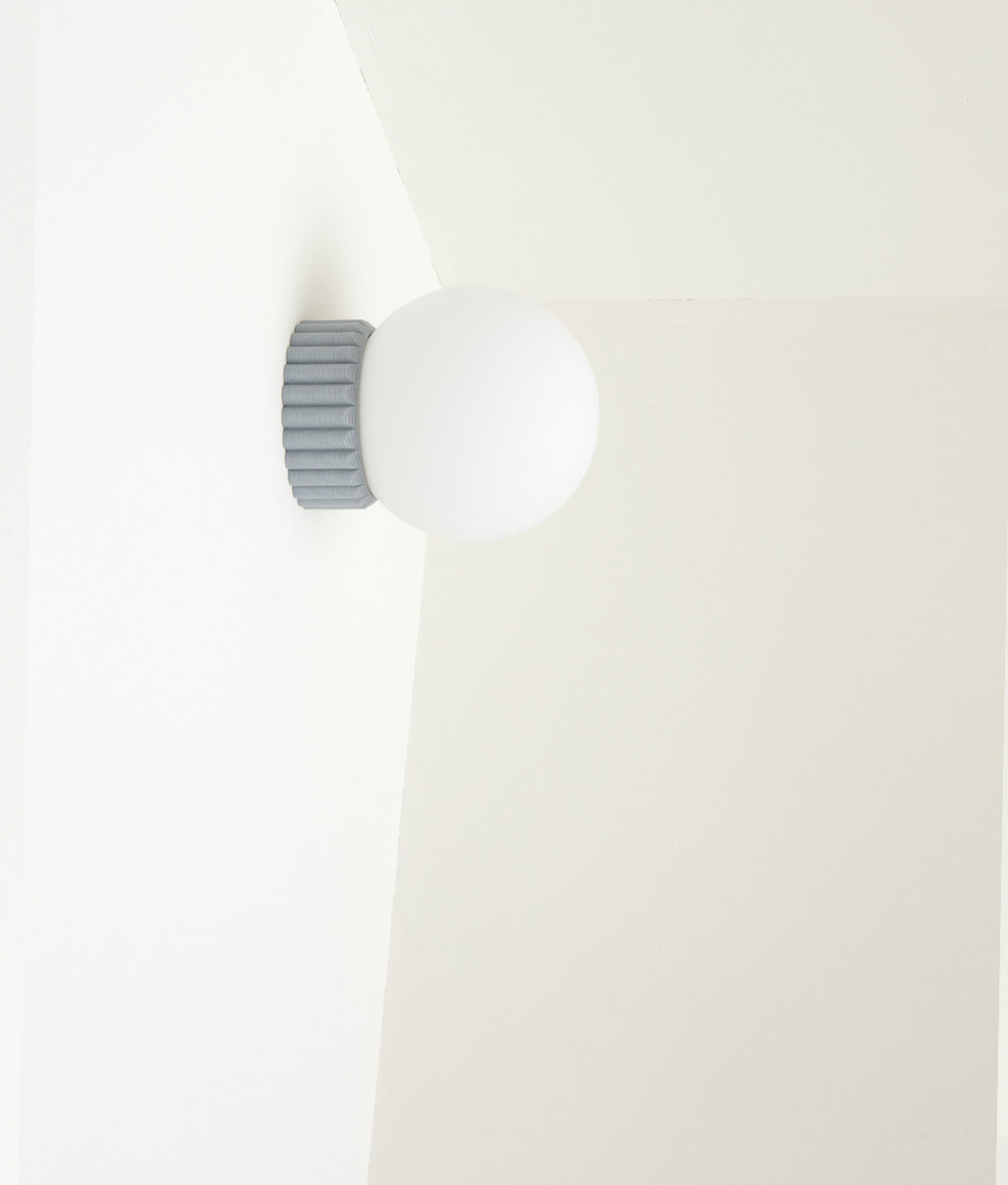 Applique "Colonnade", base à larges cannelures, globe en opaline mate, petit modèle - ø 15 cm