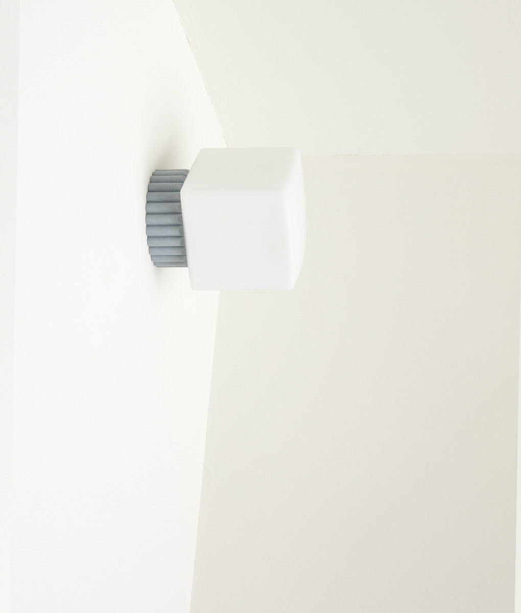 Applique "Colonnade", base à larges cannelures, verrerie "cube" mate