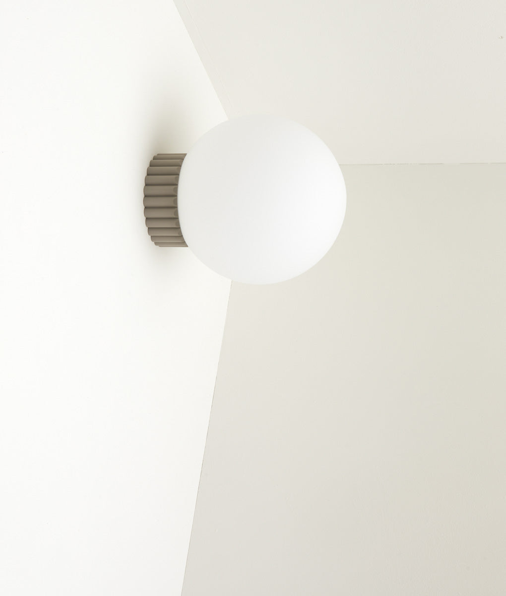 Applique "Colonnade", base à larges cannelures, globe en opaline mate, grand modèle - ø 20 cm
