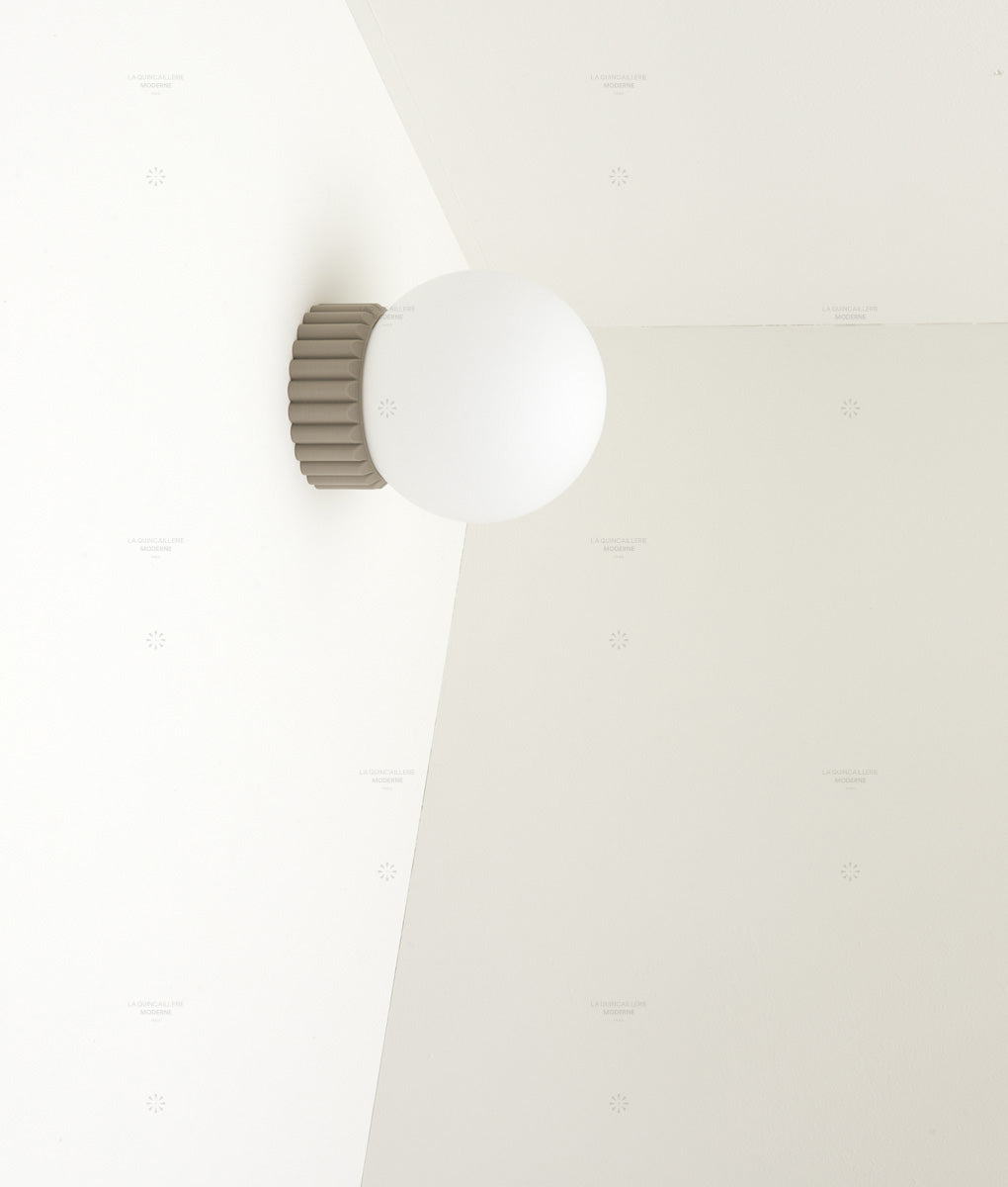 Applique "Colonnade", base à larges cannelures, verrerie boule mate - La Quincaillerie moderne