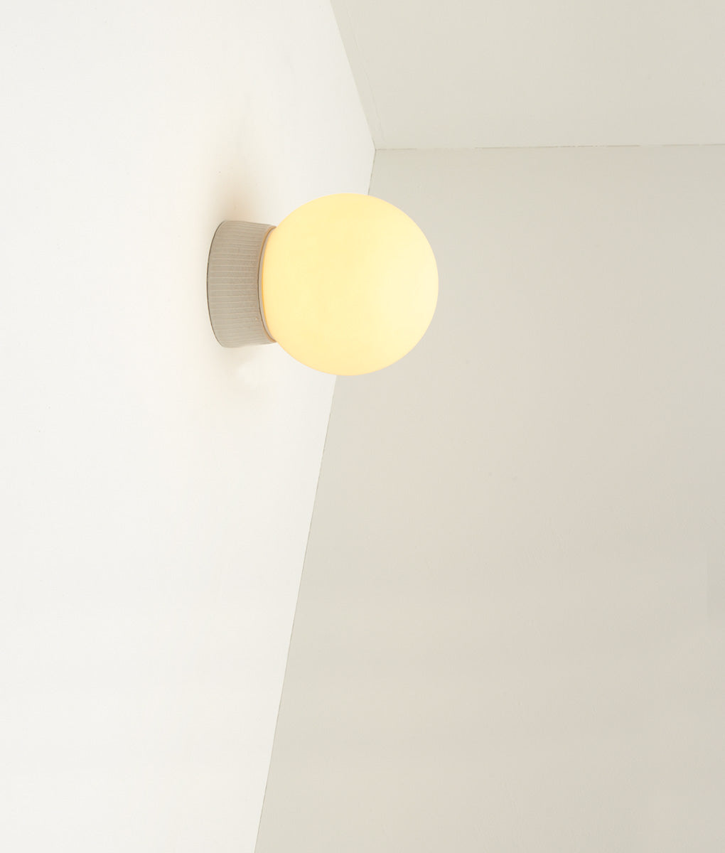 La Quincaillerie moderne - Applique en "Grège"en porceleine, verrerie opaline