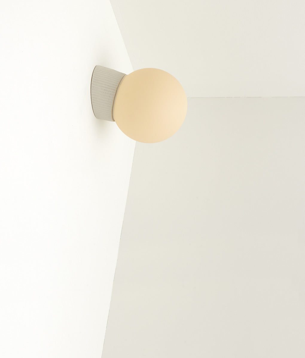 La Quincaillerie moderne - Applique "Grège" porcelaine, verrerie opaline