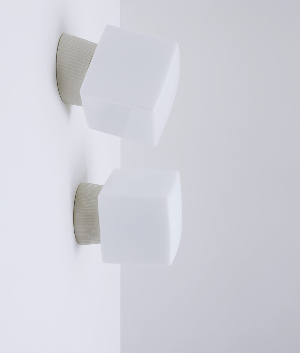 La Quincaillerie moderne - Applique "Grège" porcelaine, verrerie opaline