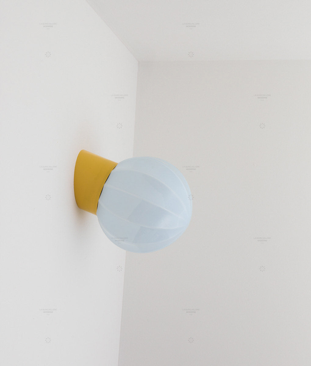 La Quincaillerie moderne - Applique "Movida" inclinée, jaune tournesol opaline bleu pâle