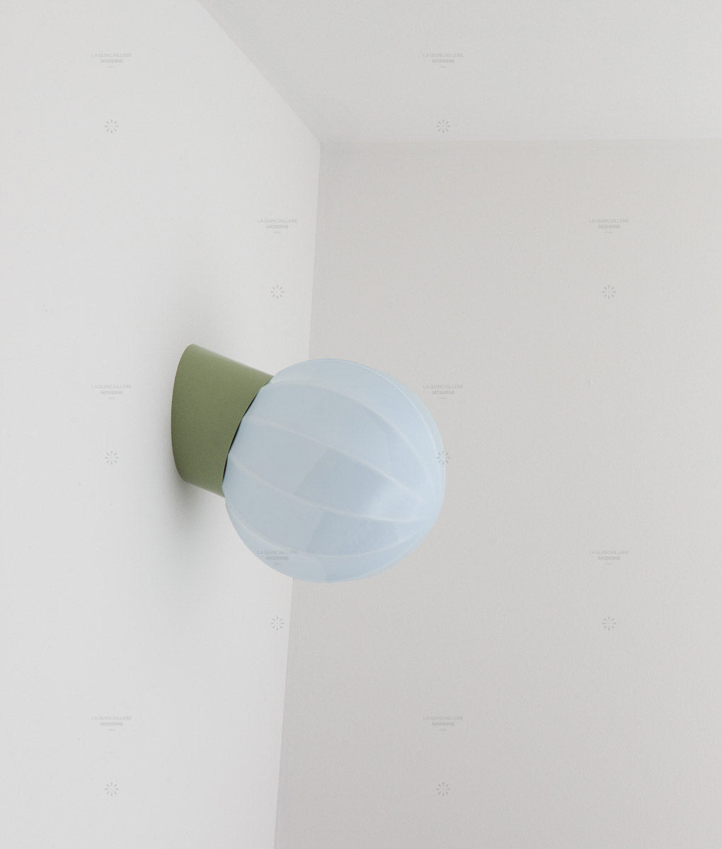 La Quincaillerie moderne - Applique "Movida" inclinée, vert sauge opaline bleu pâle