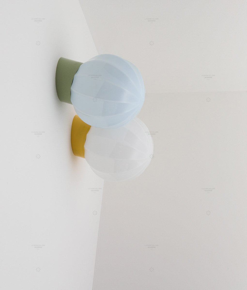 La Quincaillerie moderne - Appliques "Movida" inclinées, vert sauge, jaune tournesol, opalines bleu pâle et blanc