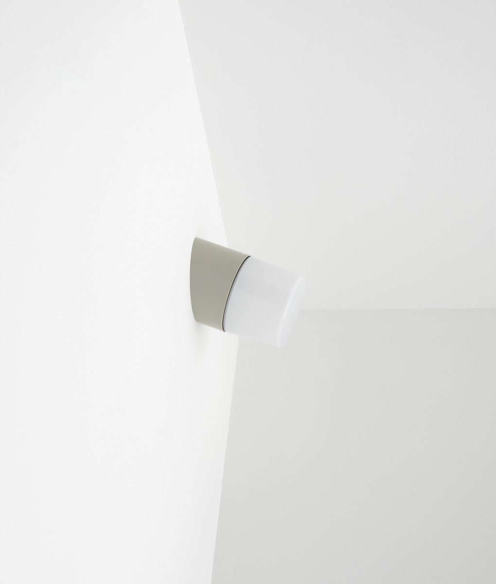 La Quincaillerie moderne - Applique / plafonnier "Punto", gris perle opaline blanche satinée