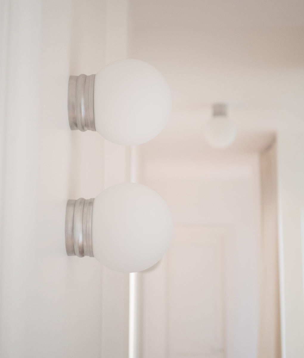 La Quincaillerie moderne - Applique / plafonnier "Odyssee", aluminium brossé, opaline blanche