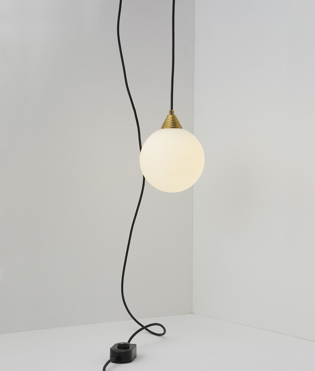 Baladeuse "Babel", grande verrerie boule en opaline, la Quincaillerie moderne