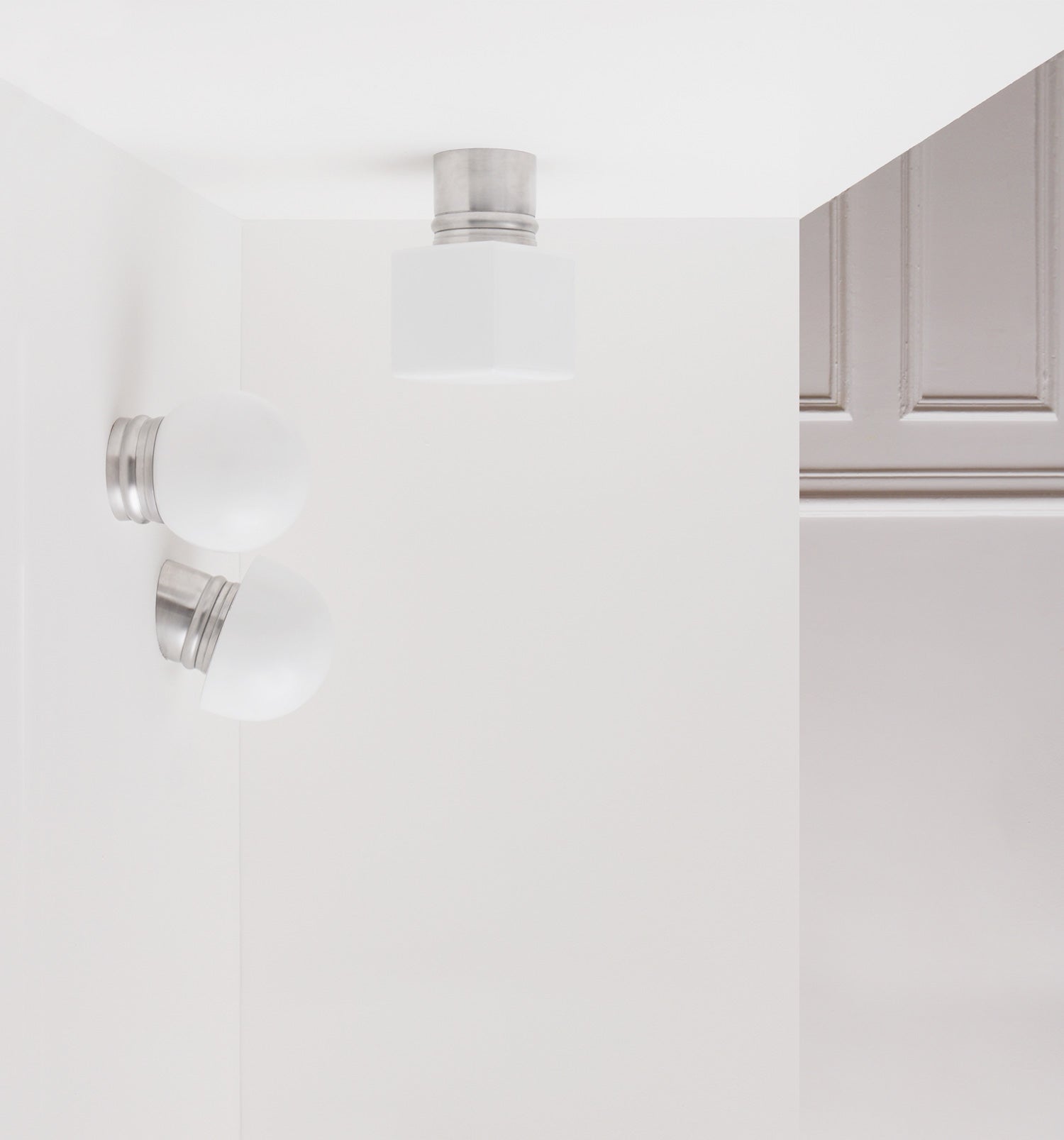 La Quincaillerie moderne - Applique / plafonnier "Odyssee", aluminium brossé, opaline blanche