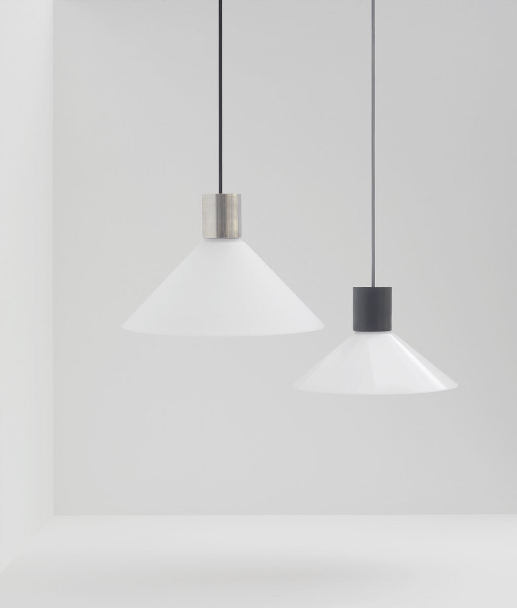 La Quincaillerie moderne - Suspension "Délices" en aluminium peint et verre opalin - Fabriqué en Europe et assemblé à Paris