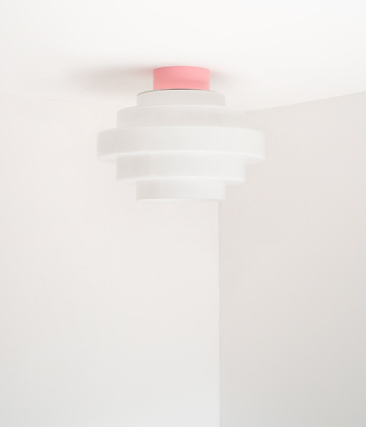 La Quincaillerie moderne - Plafonnier "En cascade", socle rose, opaline satinée