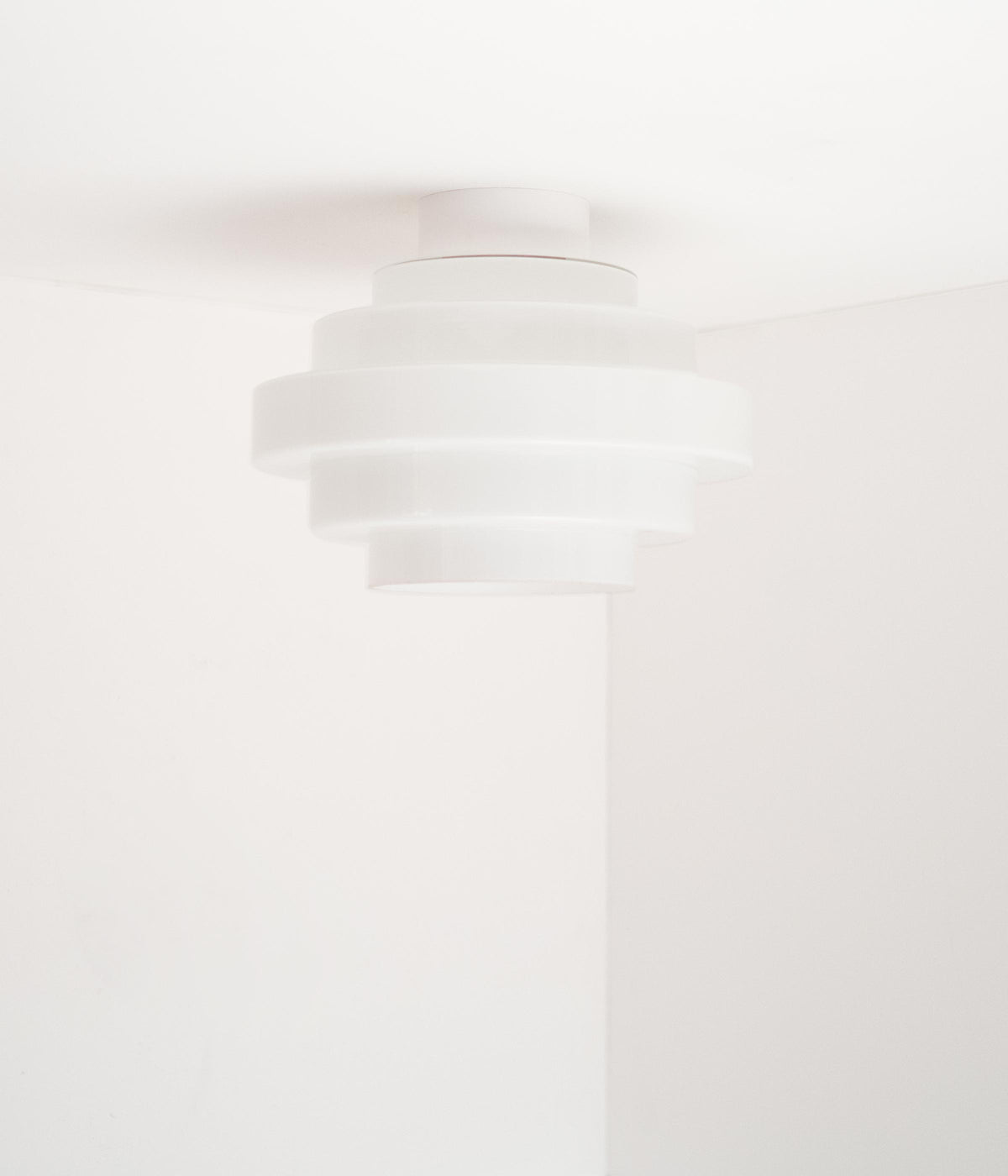 La Quincaillerie moderne - Plafonnier "En cascade", socle blanc, opaline satinée