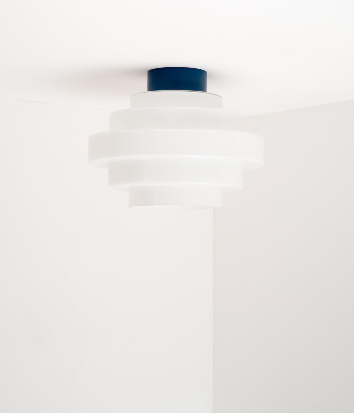 La Quincaillerie moderne - Plafonnier "En cascade", socle bleu de Prusse, opaline satinée